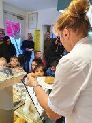 Kinder des VzF-Kindergartens in der Bäckerei Otto Ernst; anklicken zum Vergrößern