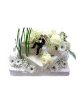 Hochzeitstorte mit weißen Blüten; anklicken zum Vergrößern